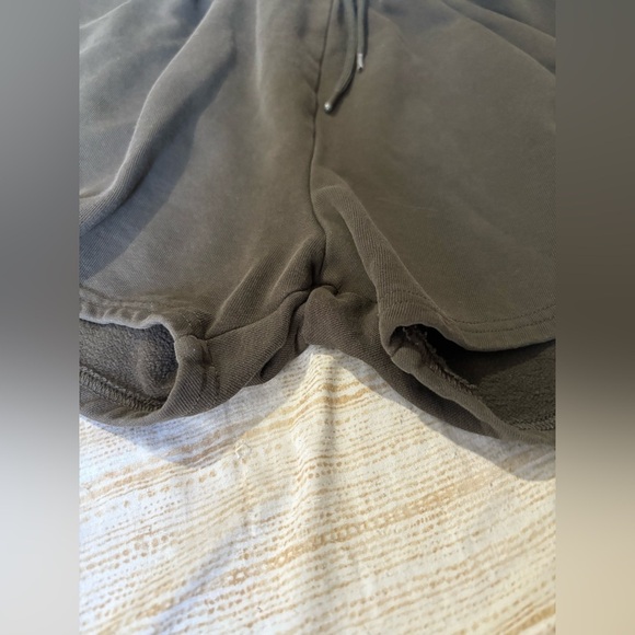 Gymshark training fleece shorts deep olive green size XS - Picture 6 of 12